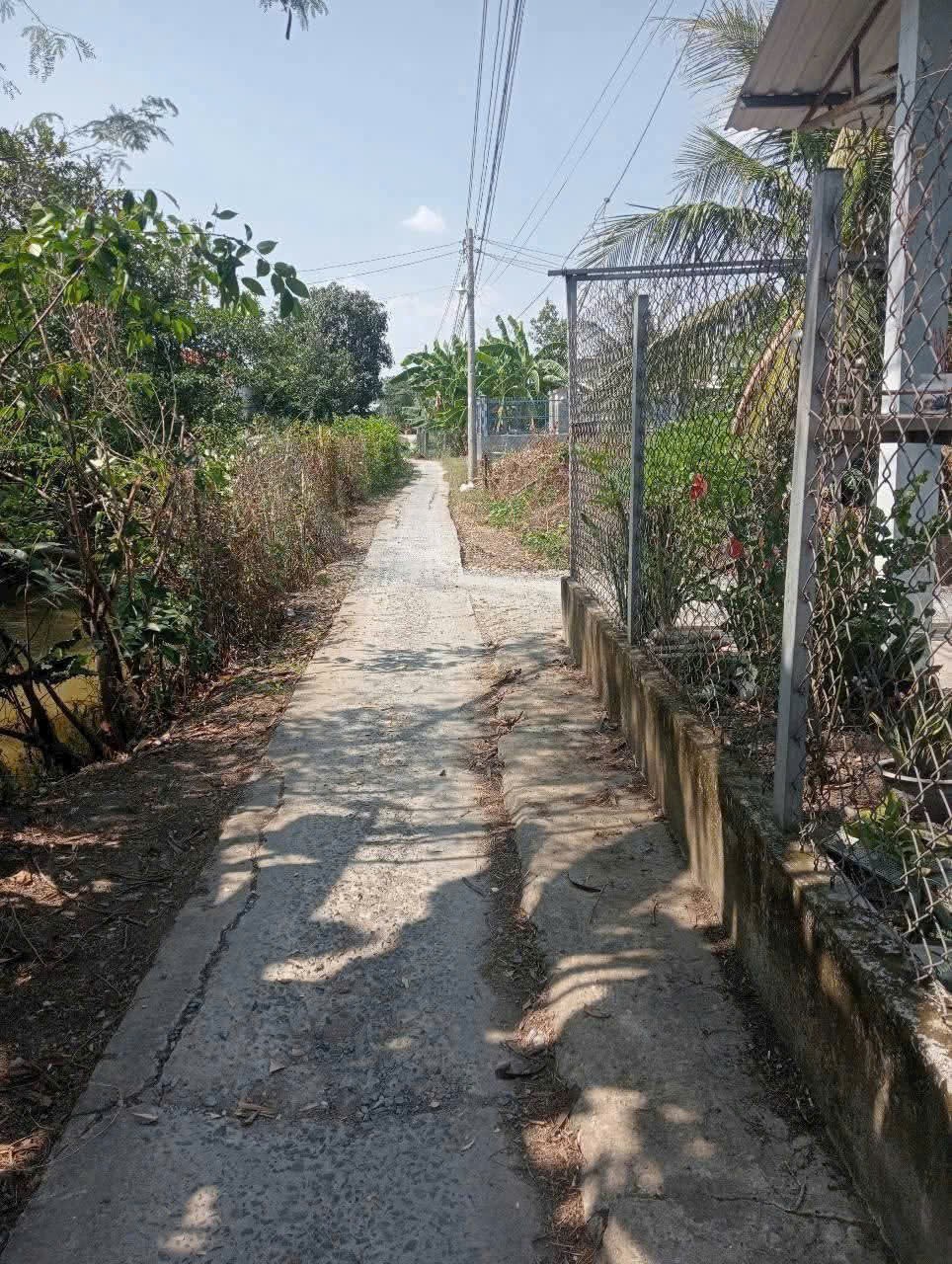 Bán đất hẻm xe máy xã Phước Vân , Cần Đước dt 172m2 ( có 45m2 thổ) giá 690 triệu 5