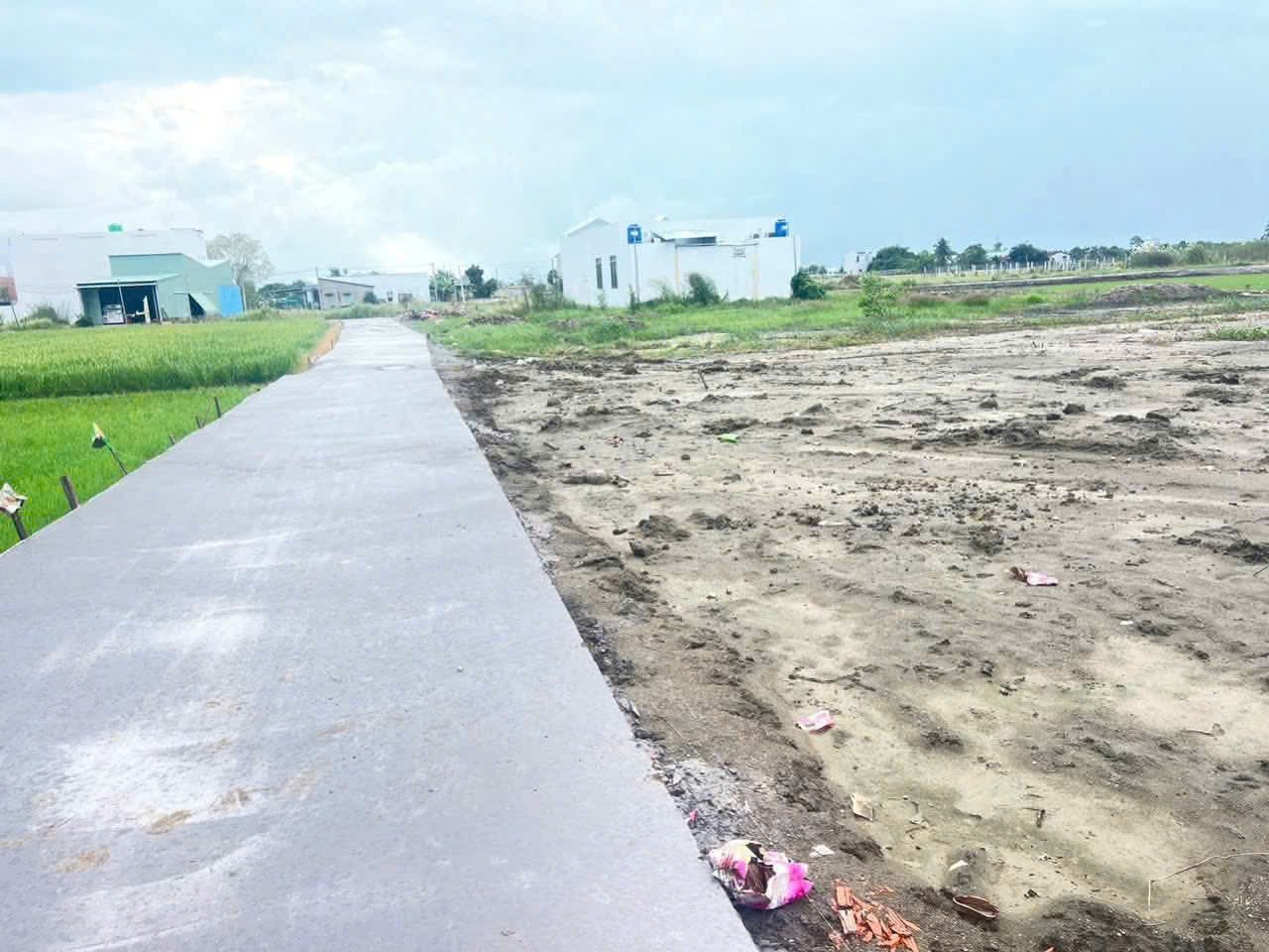 Bán 11 lô nền thổ cư đường beton xe hơi xã Phước Vân , Cần Đước giá 700 triệu / nền 2