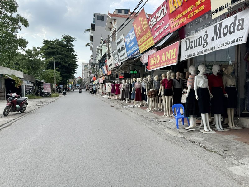 Hàng Hiếm! 80m2 nhà C4 Mặt Đường Chợ Ninh Hiệp. Mặt phố đông đúc nhiều người qua lại, Kinh doanh Vô 3