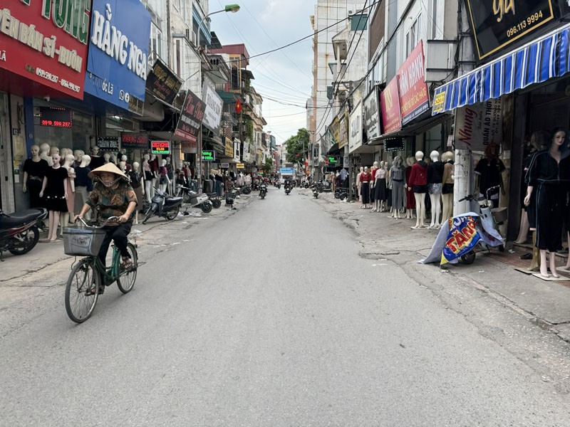 Hàng Hiếm! 80m2 nhà C4 Mặt Đường Chợ Ninh Hiệp. Mặt phố đông đúc nhiều người qua lại, Kinh doanh Vô 5