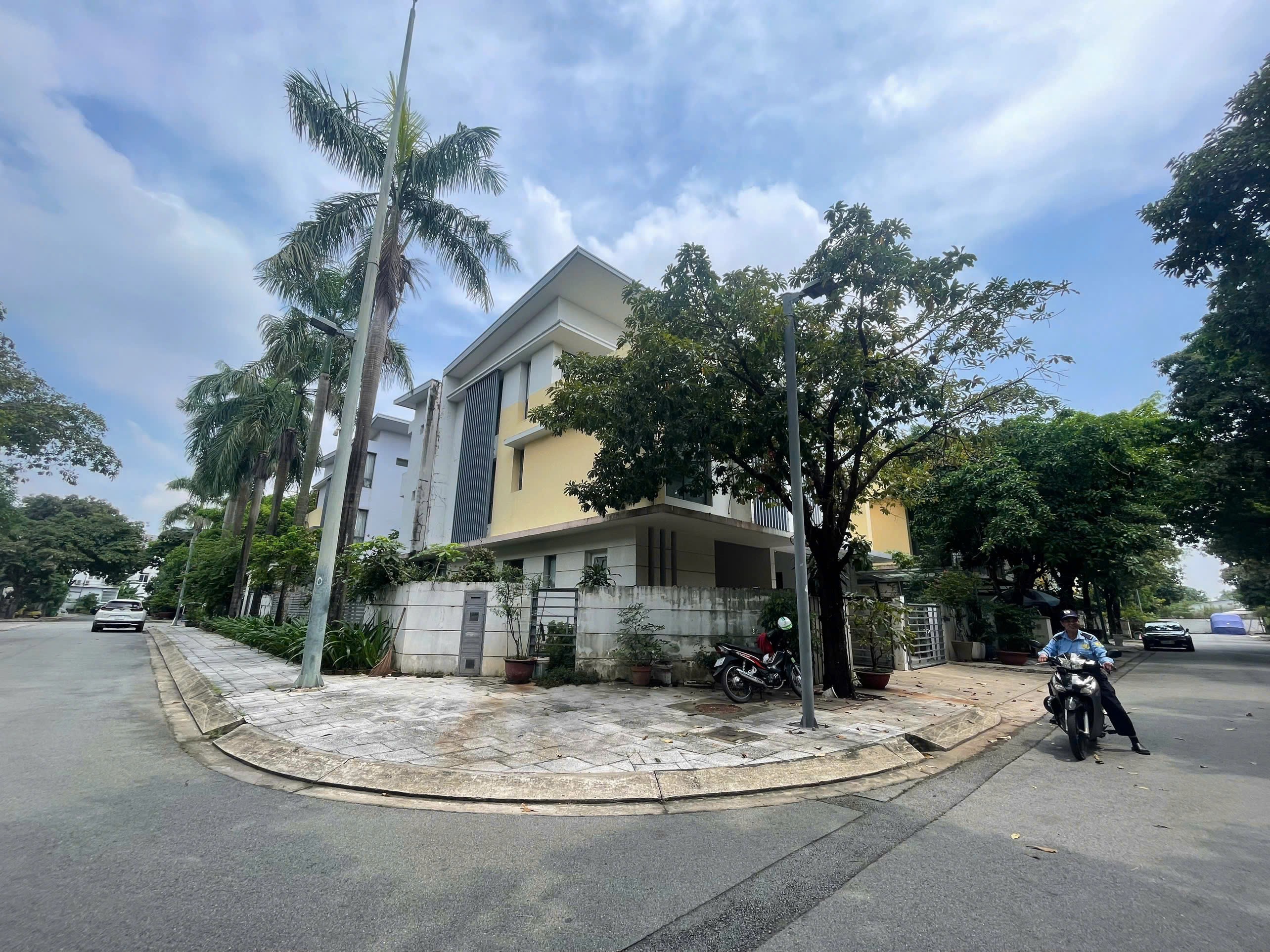 Cần bán Nhà mặt tiền Phường Phước Long B, Quận 9, Diện tích 215m², Giá Thương lượng 4