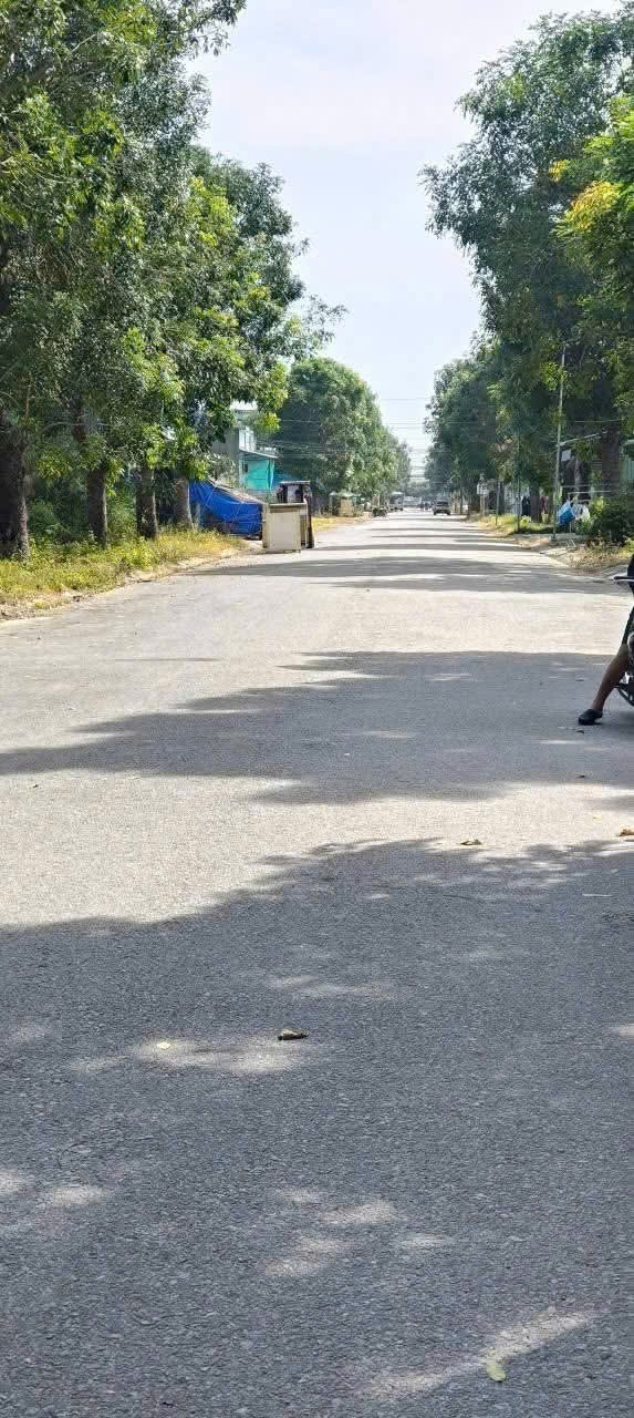 Bán nền thổ cư đường số 2 KDC Hoàng Long , thị trấn Bến Lức dt 110m2 giá 2,7 tỷ 2