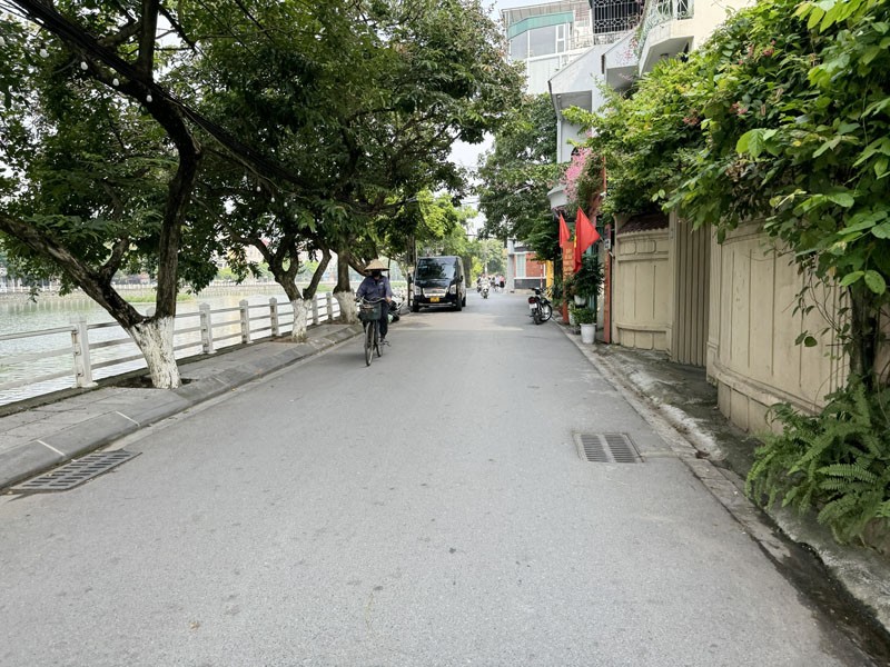 Cần bán 44,9m2 nhà 4 tầng mặt hồ Bồ Đề. View hồ đẹp, vừa ở vừa kinh doanh buôn bán 2