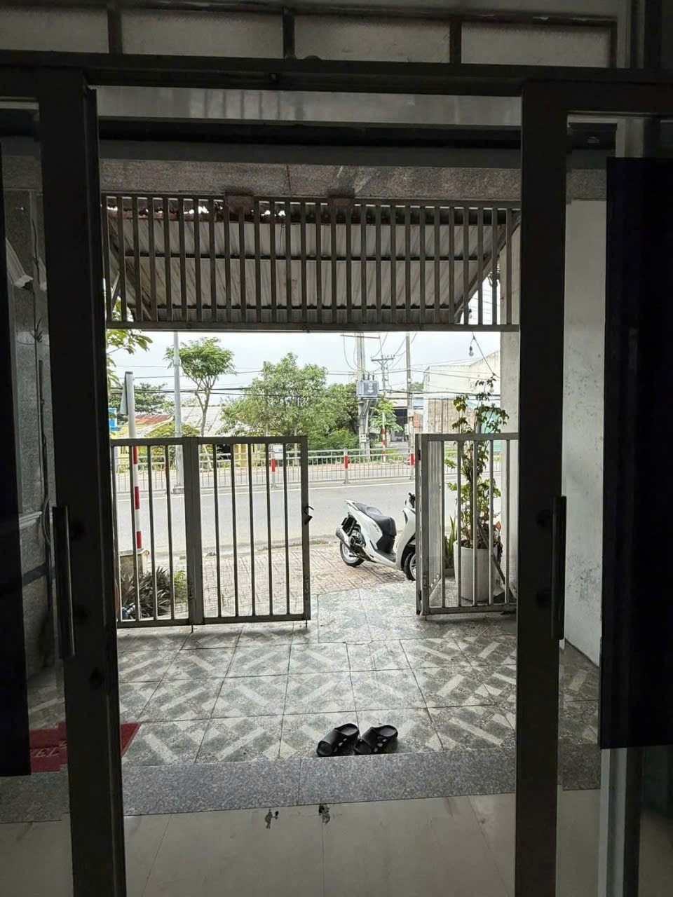 Bán nhà mặt tiền tl 826 , xã Long Hòa , Cần Đước dt 100m2 , 1 lầu , 3pn , 2wc giá 4,9 tỷ 10