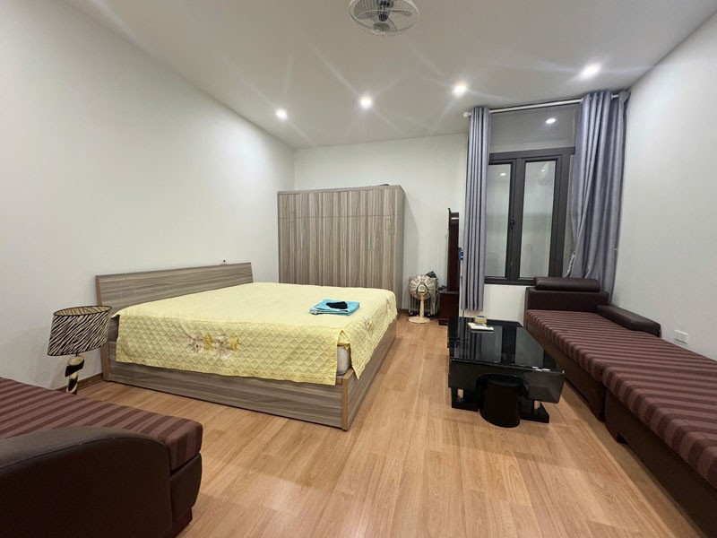 Bán Gấp Nhà 75m2 x 5 Tầng Giang Biên, Long Biên | Mặt Tiền 5m | Ô Chờ Thang Máy