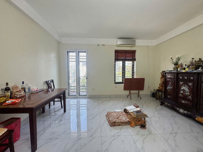 Bán Gấp Nhà 75m2 x 5 Tầng Giang Biên, Long Biên | Mặt Tiền 5m | Ô Chờ Thang Máy 5