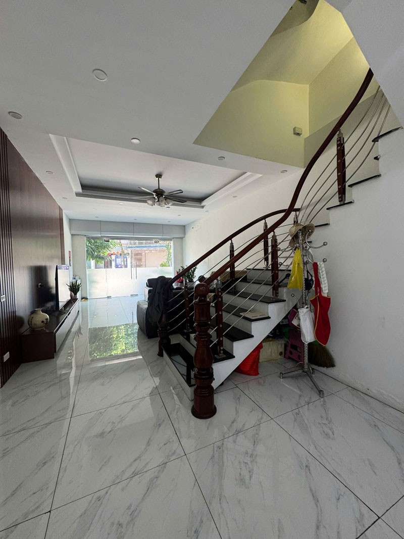 Bán Gấp Nhà 75m2 x 5 Tầng Giang Biên, Long Biên | Mặt Tiền 5m | Ô Chờ Thang Máy 6