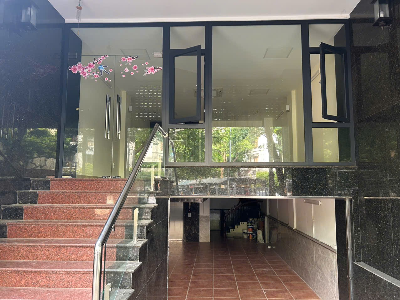 18.12.25.1 Cho thuê 6 tầng mặt phố gần CV Cầu Giấy, có thể làm văn phòng, kinh doanh, xuất khẩu