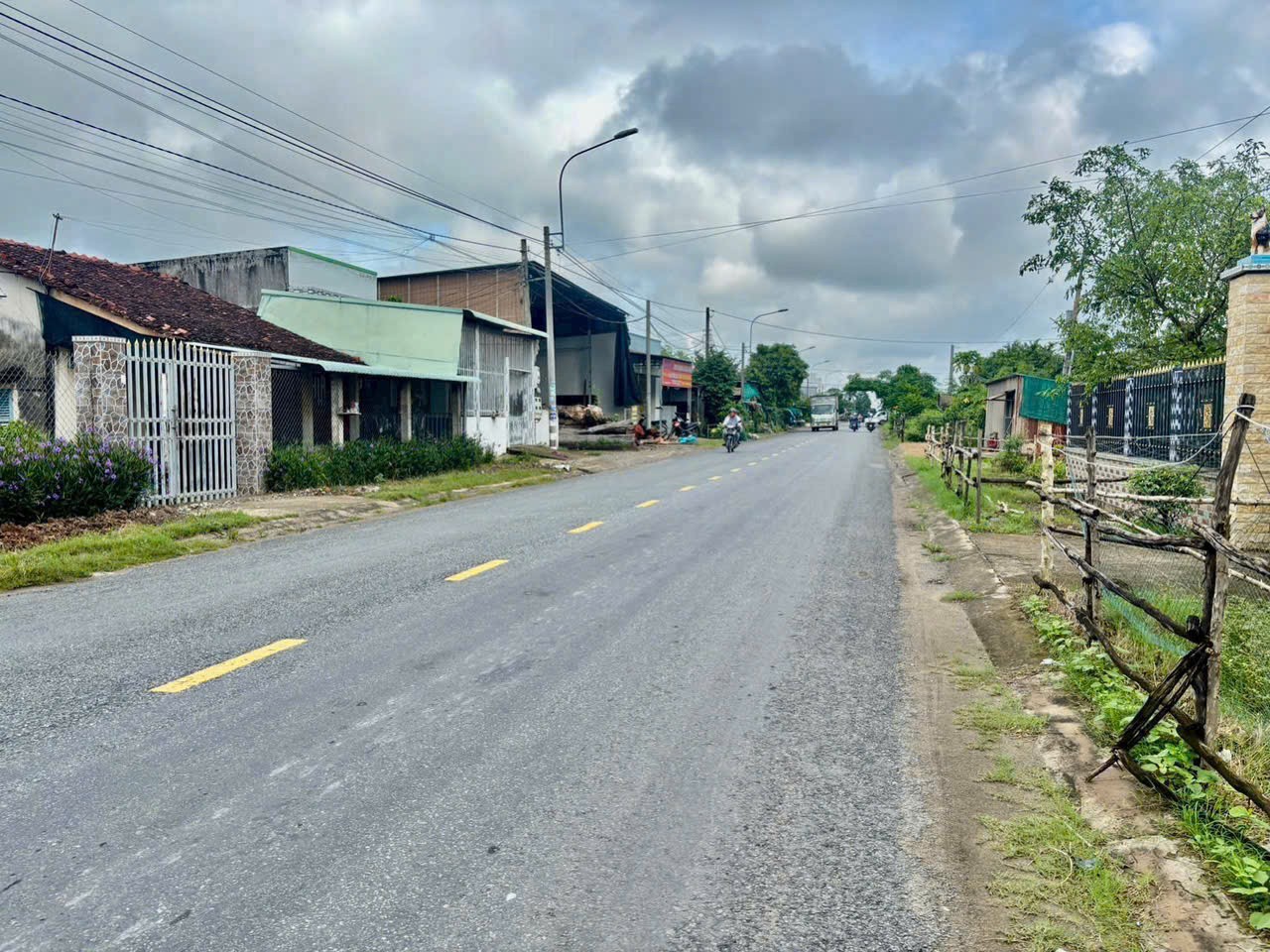 Bán đất thổ cư mt đường 833B, xã Long Định dt 244,75m2 giá giảm còn 3,45 tỷ 3