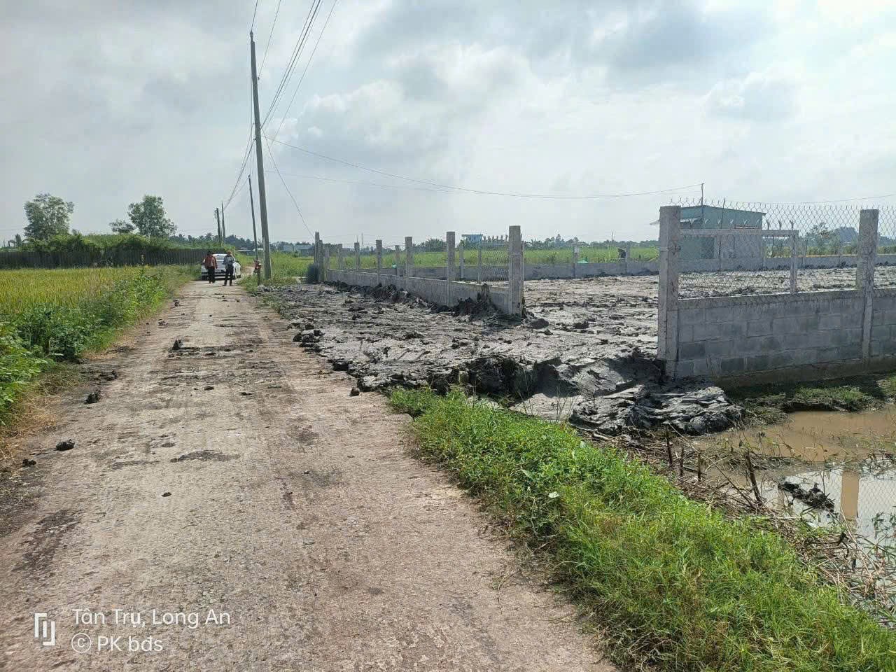 Bán đất xã Lạc Tấn , Tân Trụ tdt 1960m2 ( có 200m2 thổ) đường beton, có tường rào giá 2,2 tỷ 4