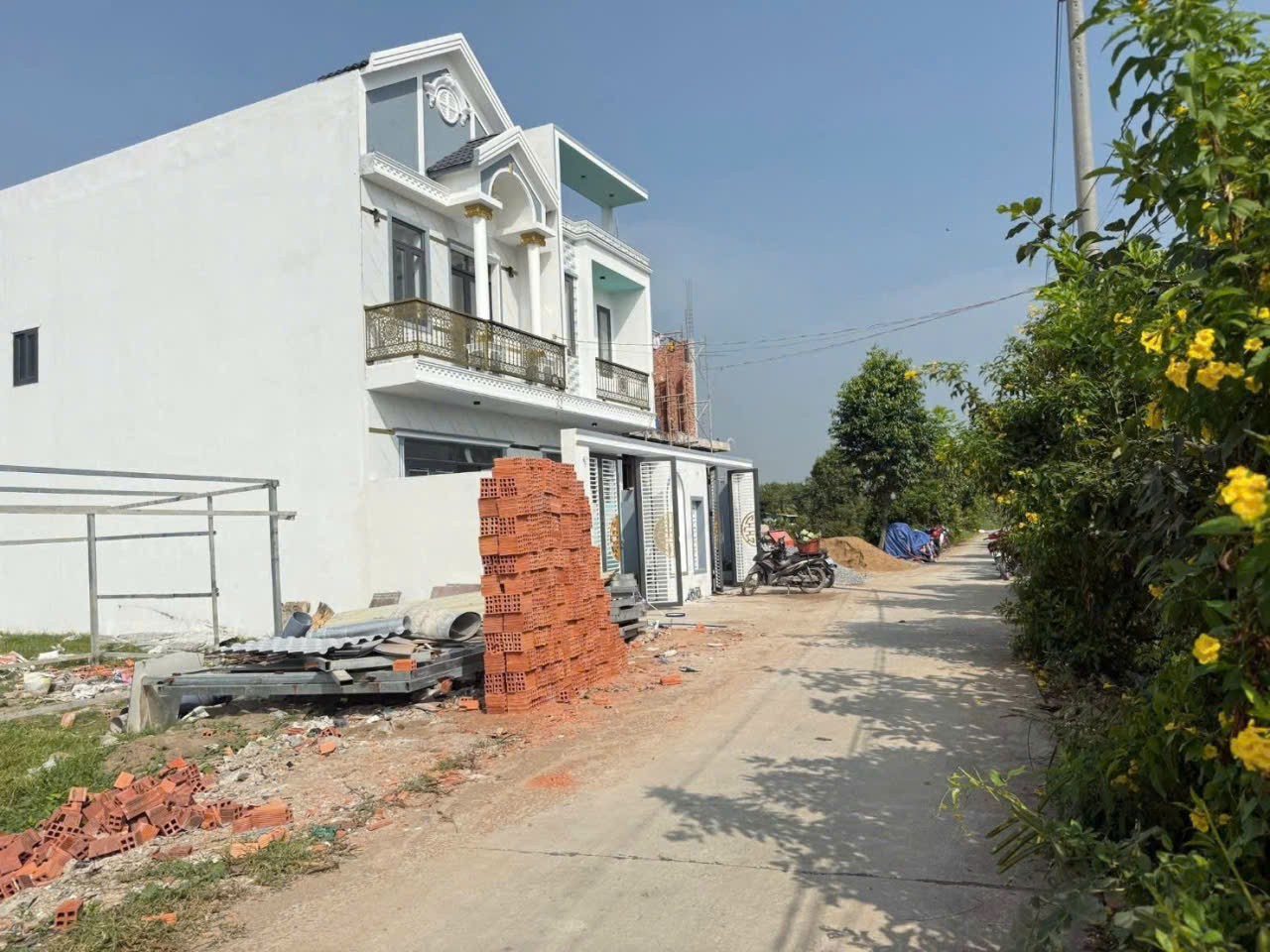 Bán nhà mới xây xã Tân Bửu , Bến Lức dt 99m2 1 lầu , 2pn , 3wc giá 2,7 tỷ