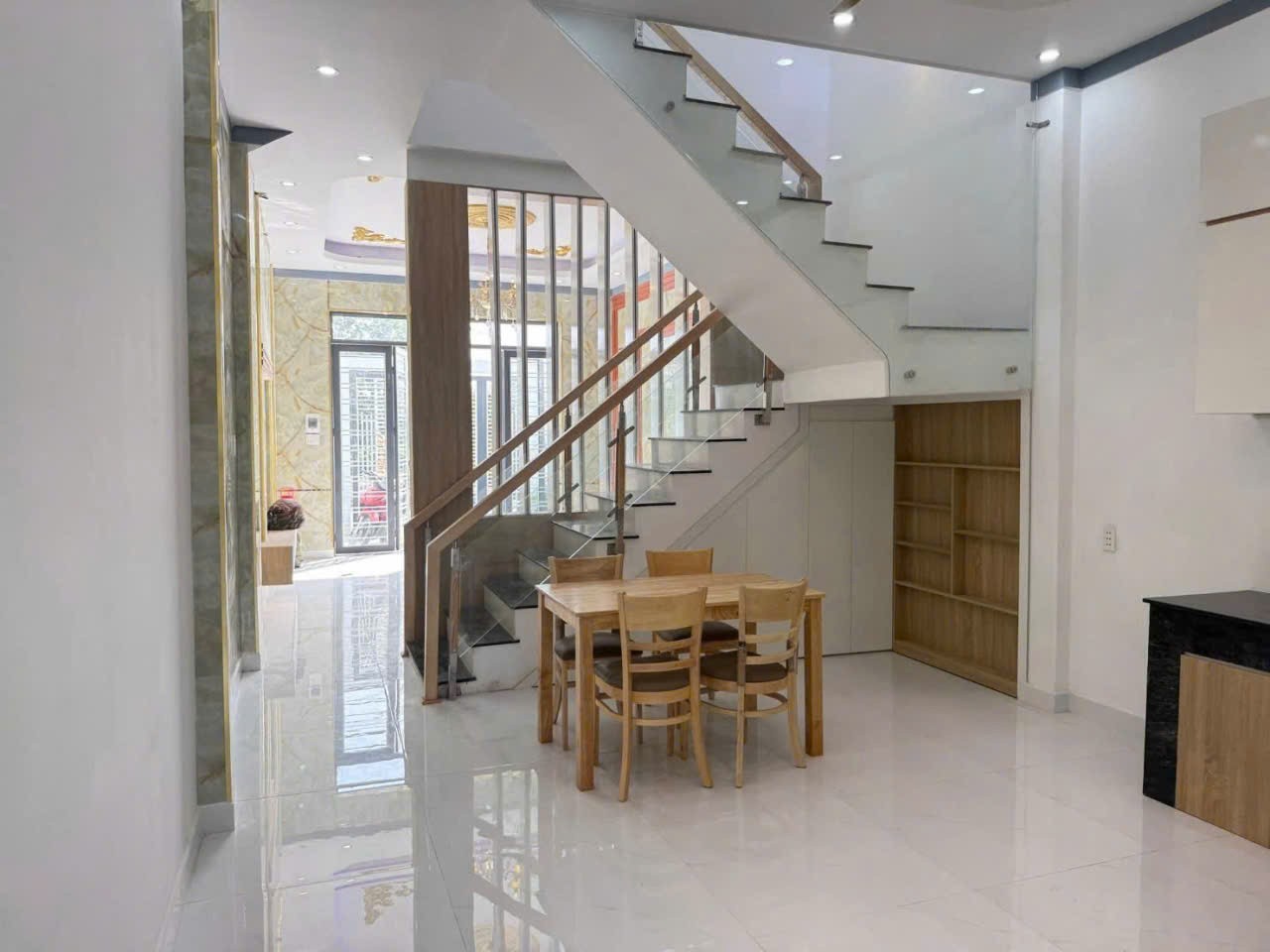 Bán nhà mới xây xã Tân Bửu , Bến Lức dt 99m2 1 lầu , 2pn , 3wc giá 2,7 tỷ 6