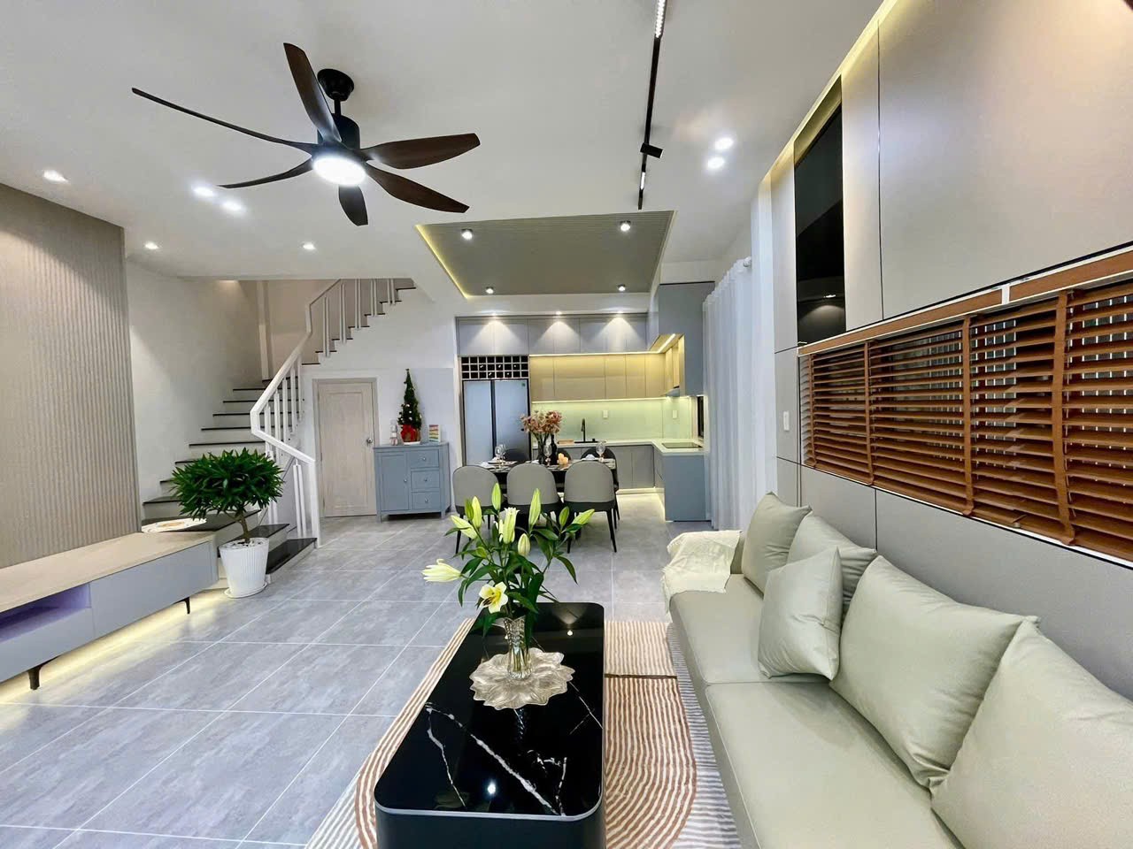 Cần bán nhà 3 tầng 3 mê sân thượng chill, 3 mặt kiệt sau lưng MT  Huỳnh Ngọc Huệ 3