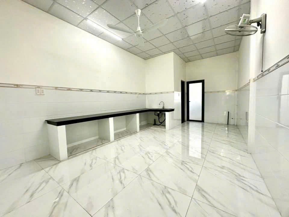 Bán nhà mt đường Nguyễn Văn Tuôi , thị trấn Bến Lức dt 116,5m2 , 2pn , 1wc giá giảm còn 4 tỷ 2