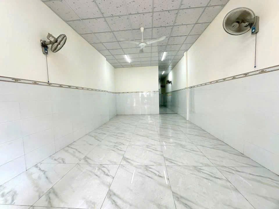 Bán nhà mt đường Nguyễn Văn Tuôi , thị trấn Bến Lức dt 116,5m2 , 2pn , 1wc giá giảm còn 4 tỷ 3