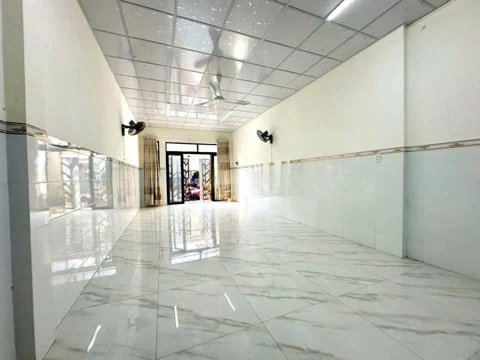 Bán nhà mt đường Nguyễn Văn Tuôi , thị trấn Bến Lức dt 116,5m2 , 2pn , 1wc giá giảm còn 4 tỷ 4