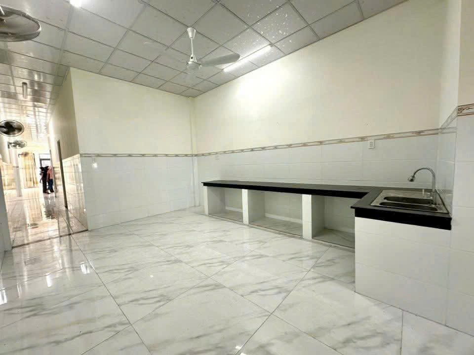 Bán nhà mt đường Nguyễn Văn Tuôi , thị trấn Bến Lức dt 116,5m2 , 2pn , 1wc giá giảm còn 4 tỷ 9