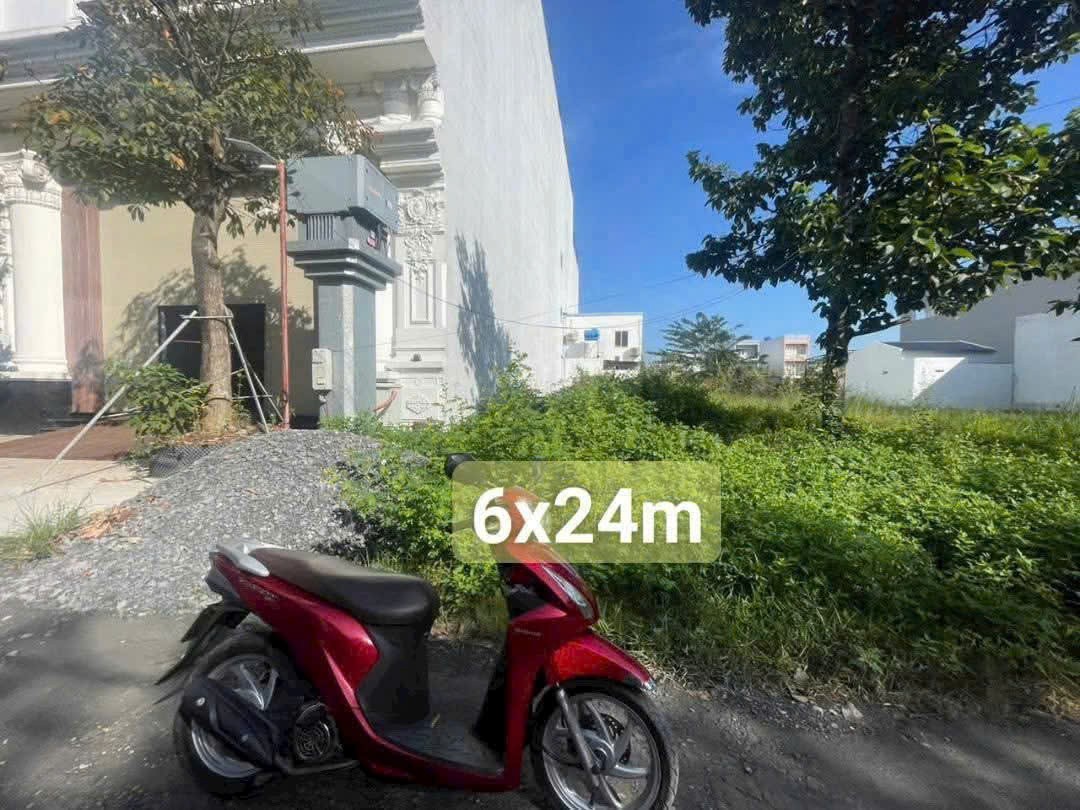 Bán 2 nền thổ cư mt đường số 8 , KDC 135 , thị trấn Bến Lức dt 100m2 giá 2,3 tỷ , 144m2 giá 2,9 tỷ 3