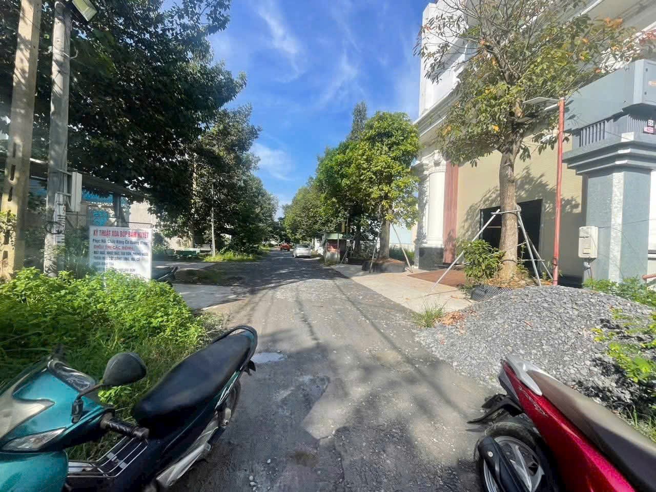 Bán 2 nền thổ cư mt đường số 8 , KDC 135 , thị trấn Bến Lức dt 100m2 giá 2,3 tỷ , 144m2 giá 2,9 tỷ 4