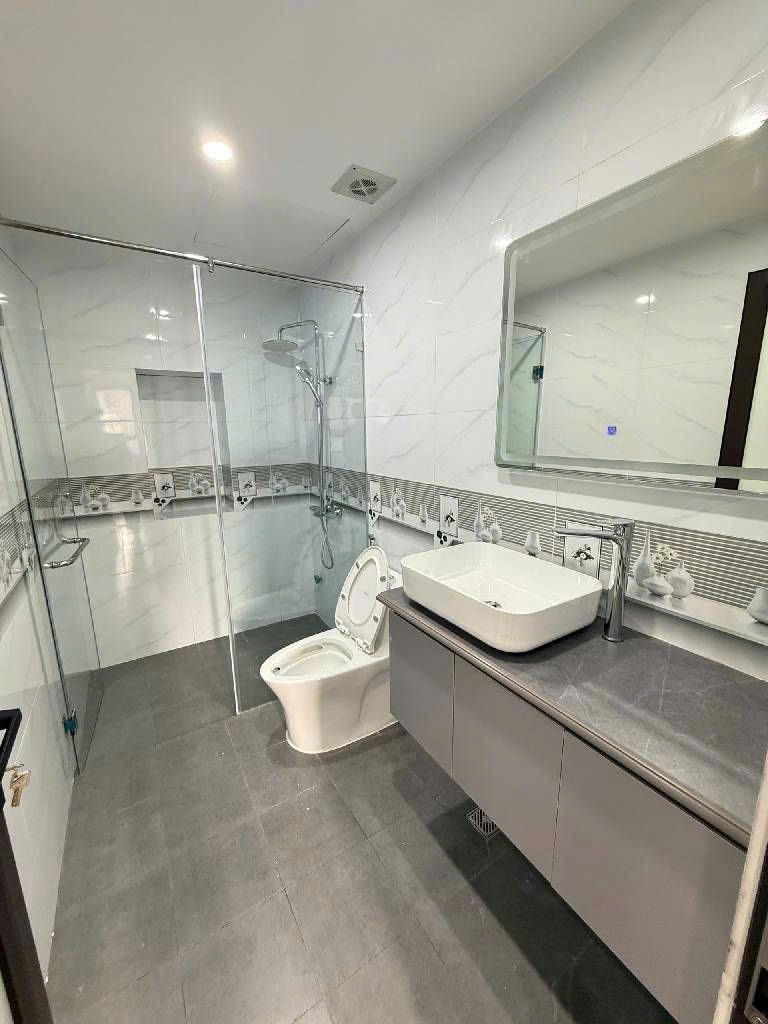 7 TẦNG THANG MÁY PHẠM VĂN ĐỒNG, Ô TÔ 7 CHỖ, DÒNG TIỀN KHỦNG NHỈNH 18 TỶ 4