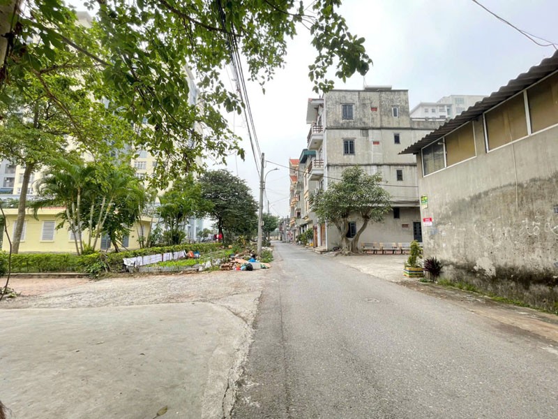 Cần bán 59,8m2 lô góc đất thổ cư, view vườn hoa, đối diện chung cư CT10 Việt Hưng. Phù hợp VP/KD