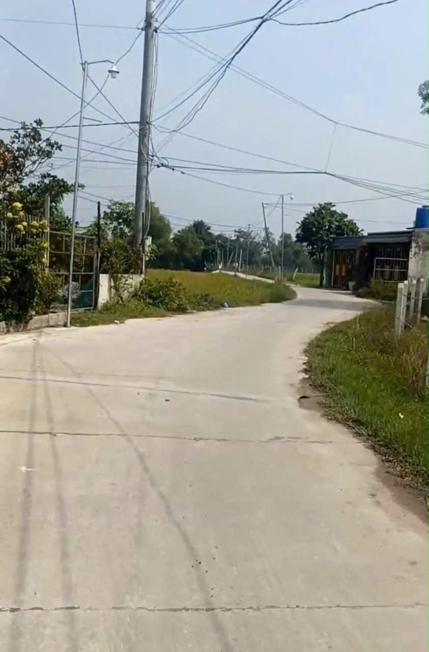 Bán cái ao đường beton xã Đức Hòa Thượng tdt 5812m2 ( có 731m2 thổ ) giá 6,5 tỷ 2