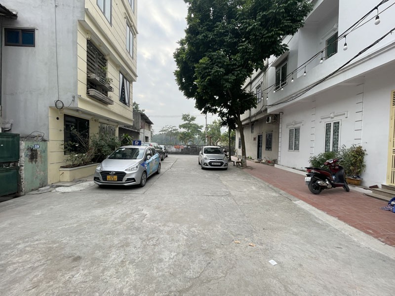 Cần bán 59,8m2 lô góc đất thổ cư, view vườn hoa, đối diện chung cư CT10 Việt Hưng. Phù hợp VP/KD 3