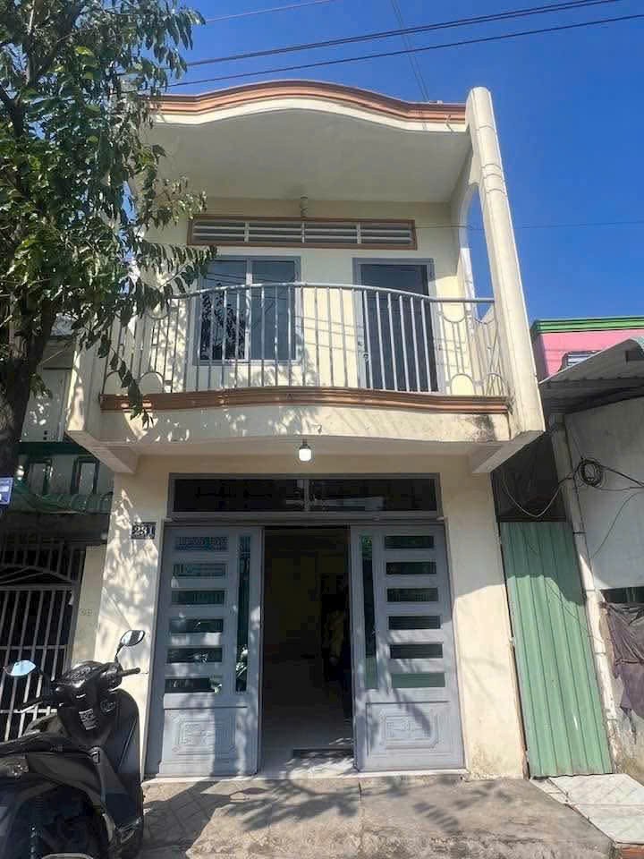 Bán nhà mt Nguyễn Văn Tuôi , thị trấn Bến Lức dt 142m2 ( có 56,5m2 thổ) 1 lầu 2pn 2wc giá 4 tỷ 2