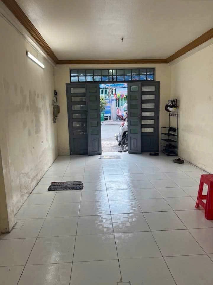 Bán nhà mt Nguyễn Văn Tuôi , thị trấn Bến Lức dt 142m2 ( có 56,5m2 thổ) 1 lầu 2pn 2wc giá 4 tỷ 3