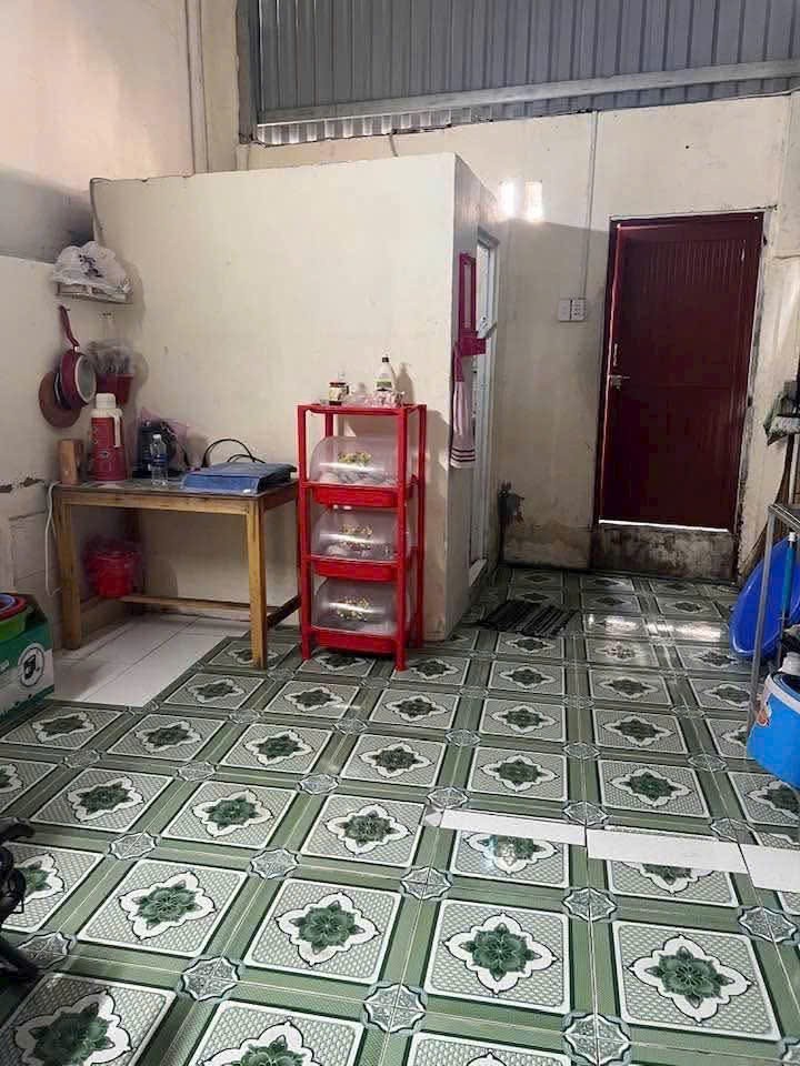 Bán nhà mt Nguyễn Văn Tuôi , thị trấn Bến Lức dt 142m2 ( có 56,5m2 thổ) 1 lầu 2pn 2wc giá 4 tỷ 4