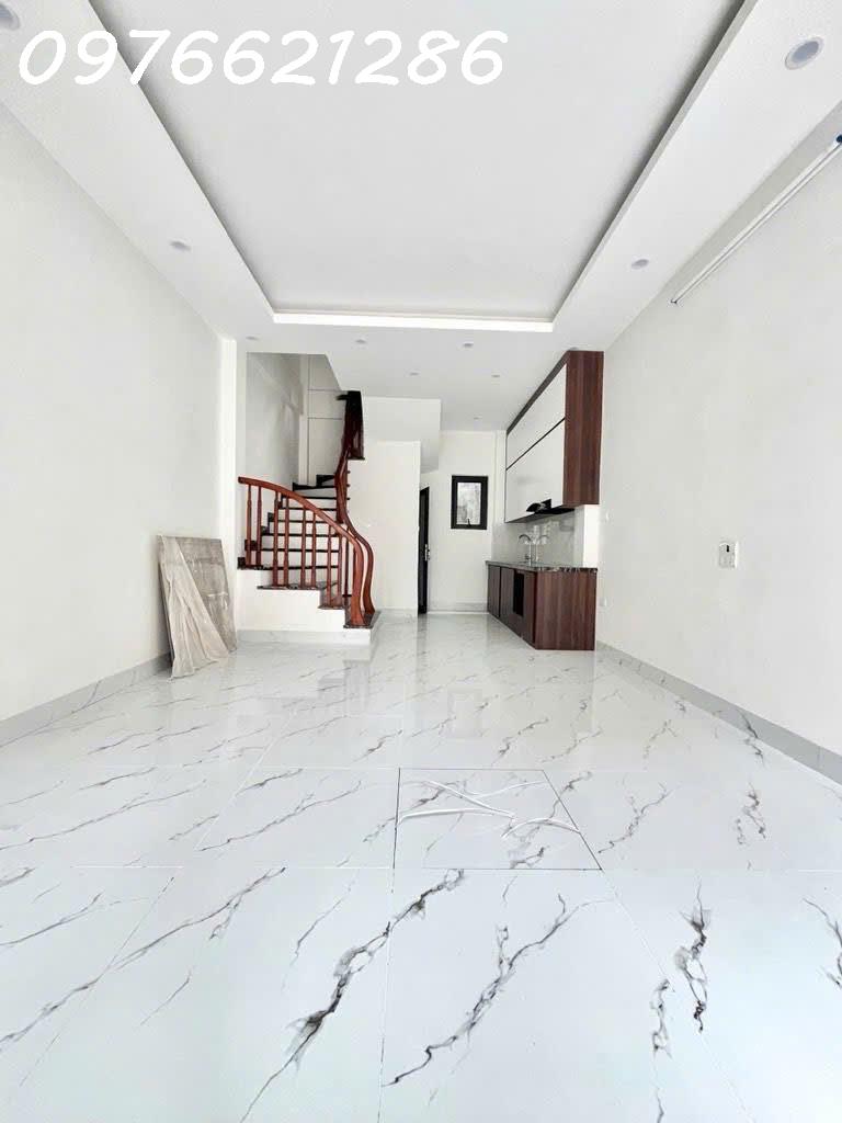 Bán nha rẻ mói Ngô Gia Tự, Long Biên – 5 tầng –  36m2- mặt tiền 4m –giá chỉ 6,x tỷ. cách mặt phố