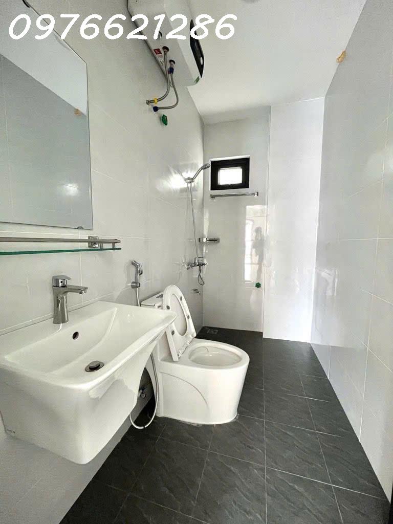 Bán nha rẻ mói Ngô Gia Tự, Long Biên – 5 tầng –  36m2- mặt tiền 4m –giá chỉ 6,x tỷ. cách mặt phố 3