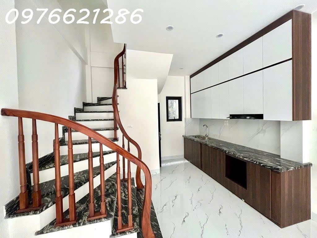 Bán nha rẻ mói Ngô Gia Tự, Long Biên – 5 tầng –  36m2- mặt tiền 4m –giá chỉ 6,x tỷ. cách mặt phố 2