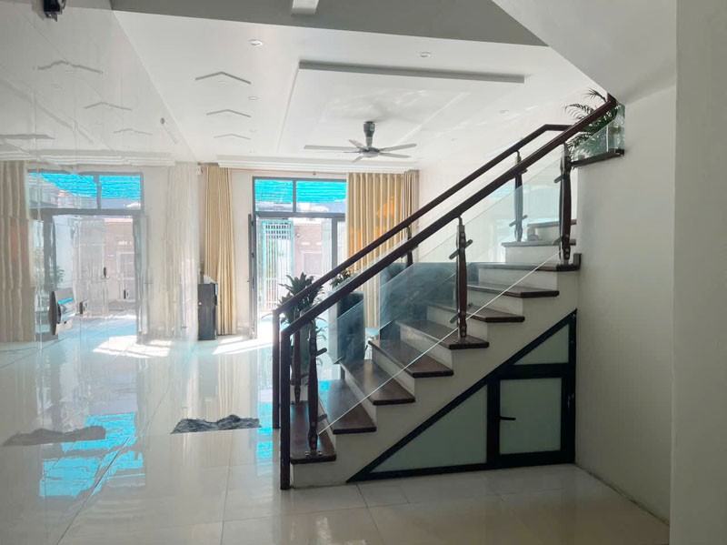 Cần tiền giá nào cũng bán - Nhà 125m2, 3 Tầng, ô tô vào nhà, chỉ 500m ra Vinhomes 8